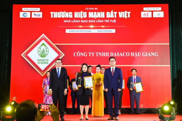 Vì Nông vinh danh trong lễ công bố thương hiệu Mạnh Đất Việt