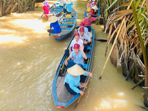 Vì Nông cùng bà con Đồng Nai du lịch Miền Tây