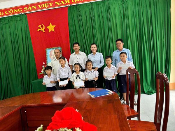 Ngày 16/09/2024 Vì Nông trao tặng học bổng cho các học sinh có hoàn cảnh khó khăn tại trường tiểu học trên địa bàn huyện Long Mỹ, tỉnh Hậu Giang.